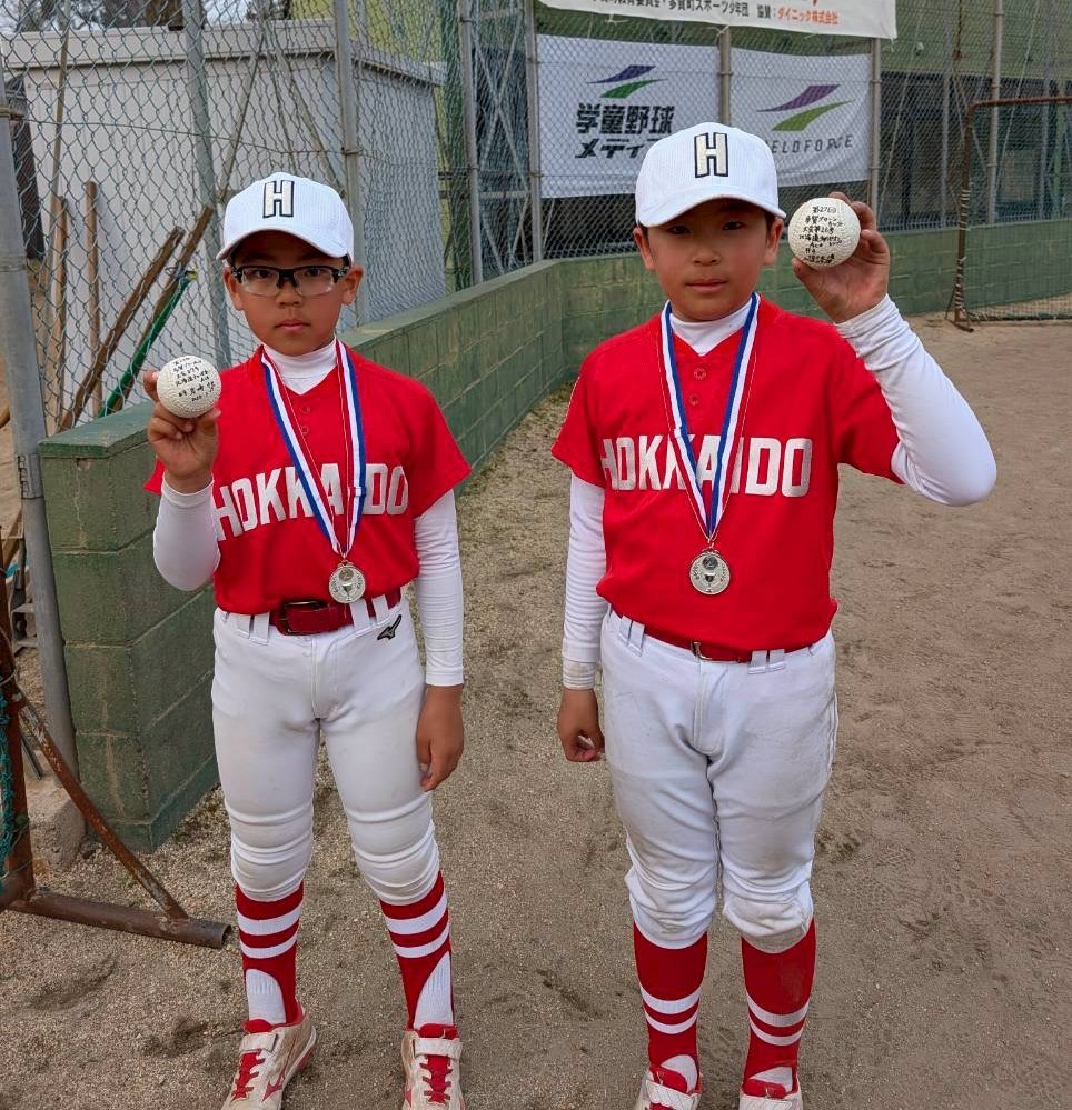 写真左から本塁打を放った岩崎選手、佐々木選手