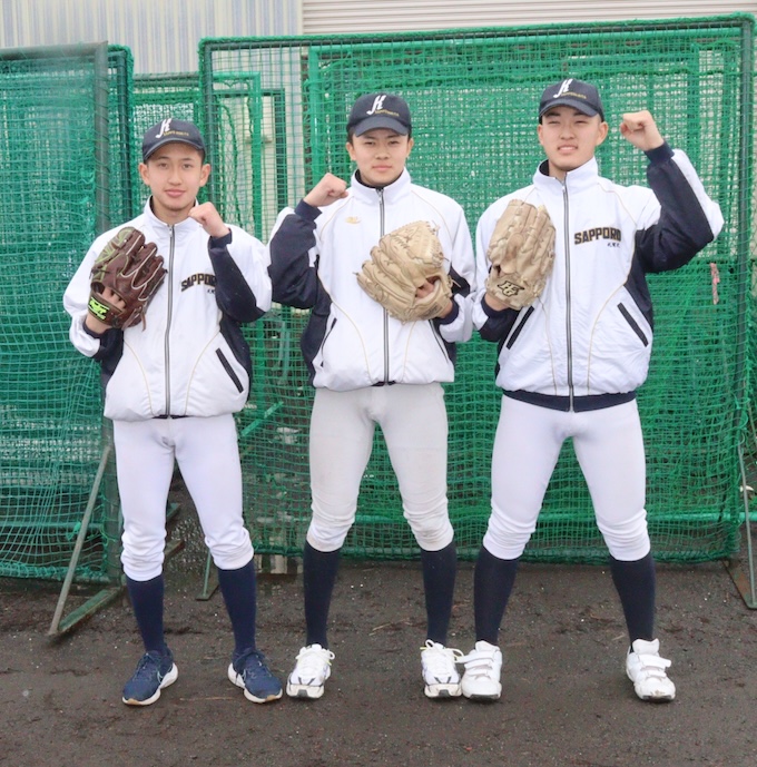 写真左から荒岡投手、笠井投手、宮崎投手（札幌北リトルシニア） 
