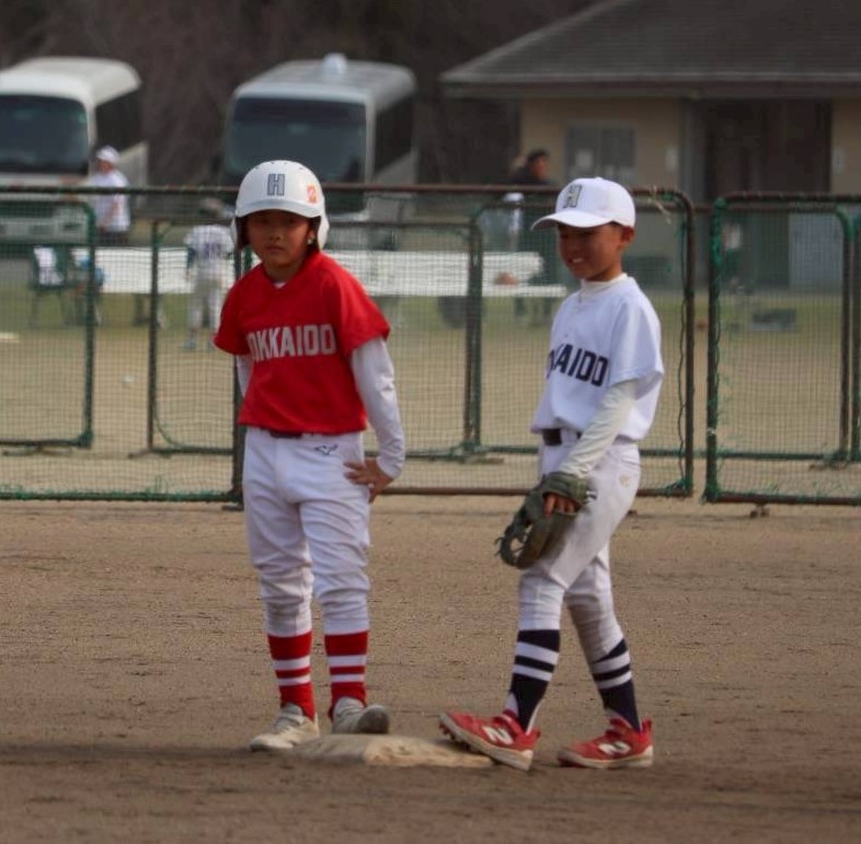 右中間へヒットを放った工藤選手（写真左）