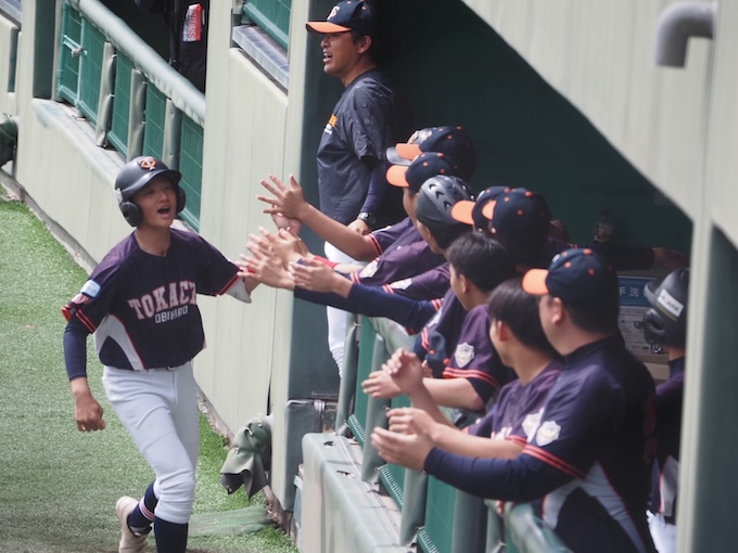 四回、見事スクイズを成功させた山田岳選手(とかち帯広)