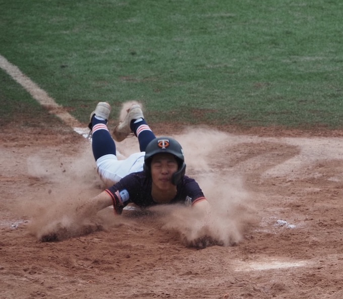 中継プレーがもつれる中、好走塁を見せた浦城選手