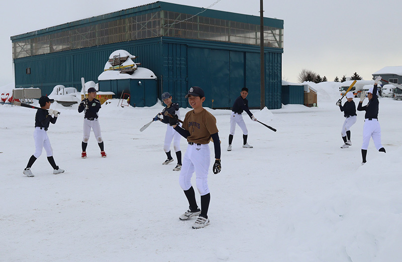 屋外で素振りを続ける札幌栄ナイン
