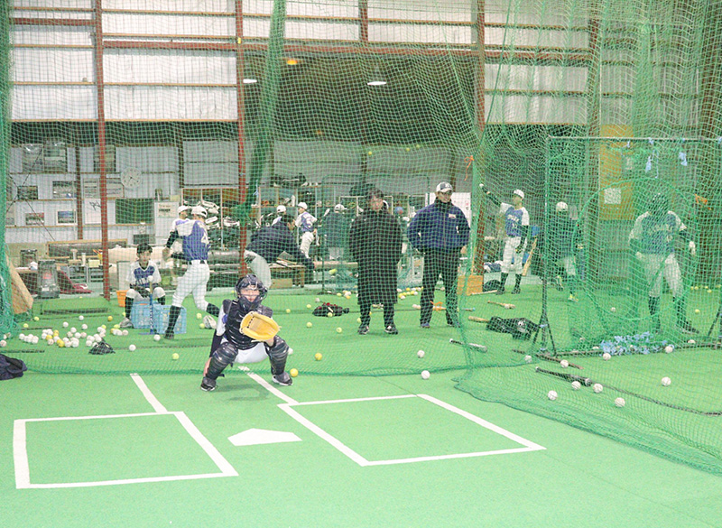 広々とした室内練習場で冬季練習に励む日高ナイン