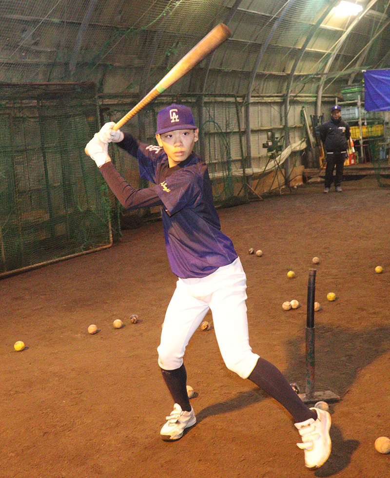 打撃練習する主将の篠原隼士選手（旭川BBC）