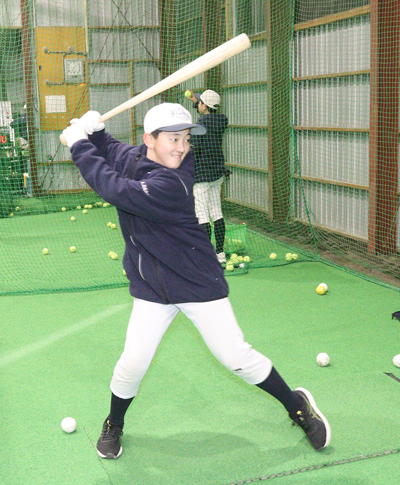 打撃練習に力を注ぐ日高ナイン