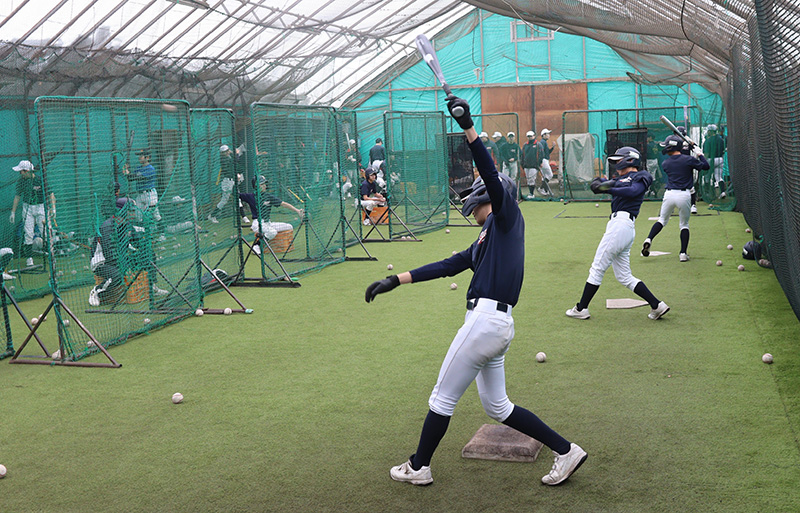 打撃練習に励む札幌栄ナイン
