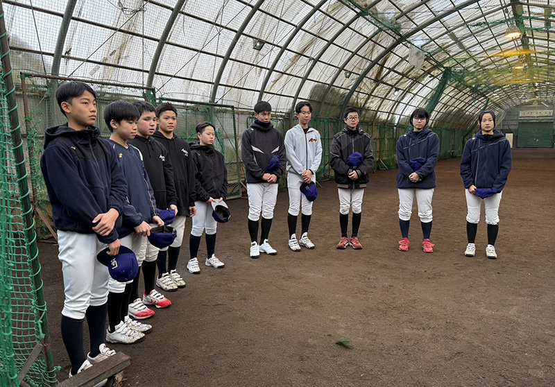 指導者の話に耳を傾ける旭川BBCナイン