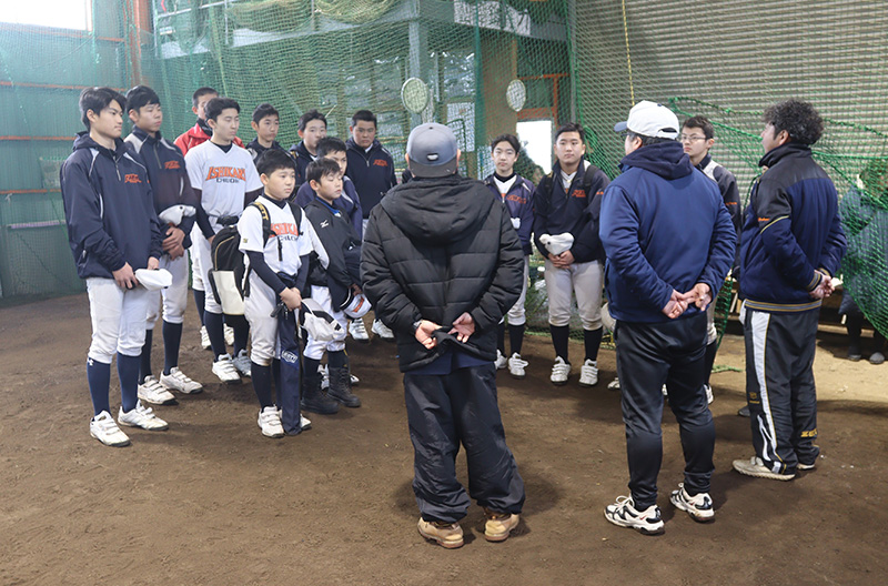 指導者の話に耳を傾ける選手たち（石狩中央リトルシニア）