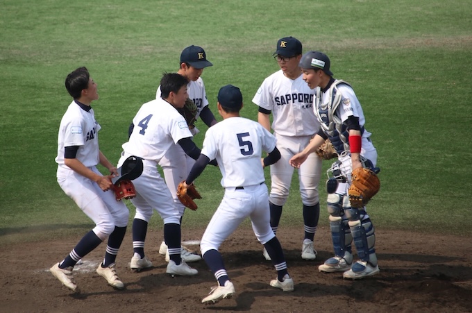 最終回、しっかり締めていこうマウンドに集まる内野陣（札幌北）