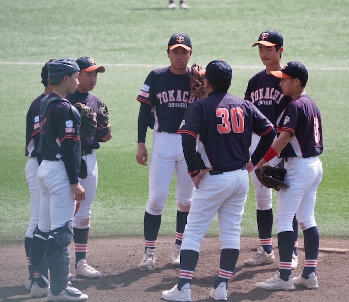 最終回のピンチでマウンドに集まるとかち帯広ナイン