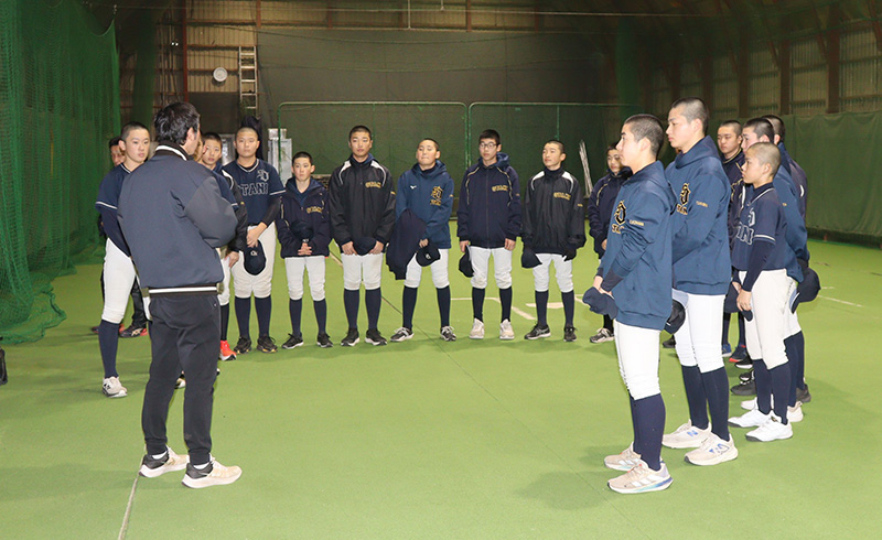 有賀監督の話に耳を傾ける札幌大谷ナイン