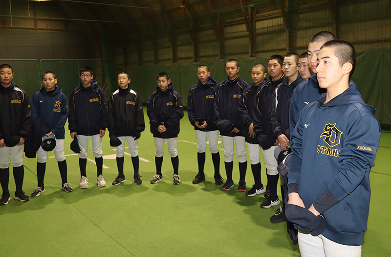 有賀監督の話に耳を傾ける選手たち（札幌大谷リトルシニア）