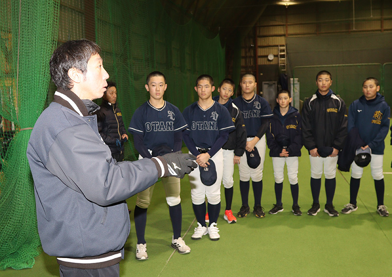 有賀監督の話に耳を傾ける選手たち（札幌大谷リトルシニア）