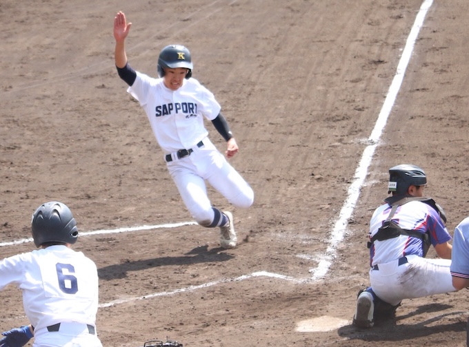 決勝打となる得点を踏む大門選手(札幌北)