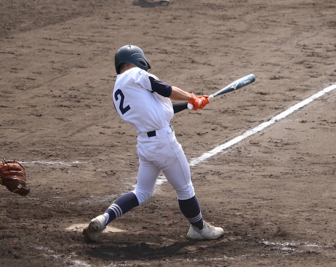 決勝打となる4点目を放つ大門選手(札幌北)