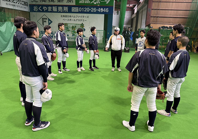 浅田監督の話に耳を傾ける旭川西ナイン