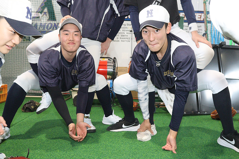 笑顔でカメラに映る写真中央の渡曾陽大（旭川西リトルシニア）