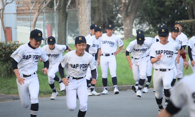 試合前、ウォーミングアップで調整を図る札幌北ナイン