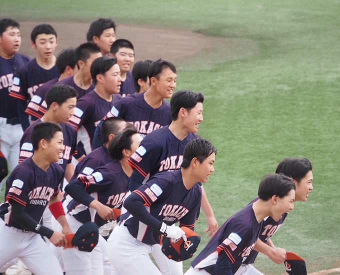 試合開始で勢いよくベンチを飛び出すとかち帯広ナイン