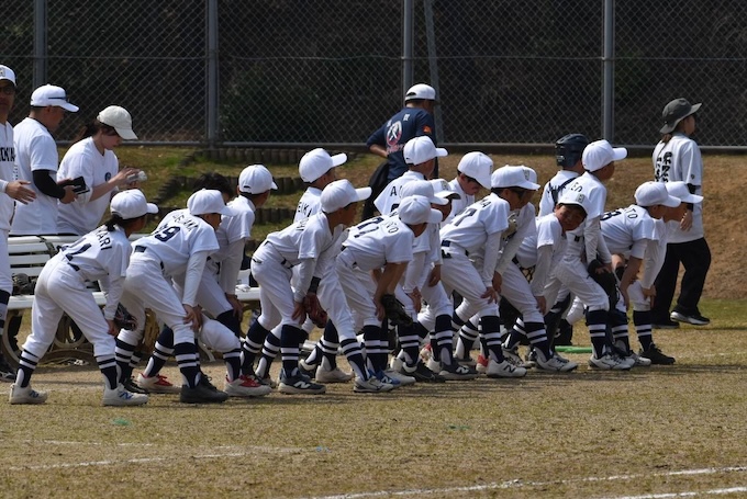 準決勝の試合開始前、ベンチ前で力が入る選手たち