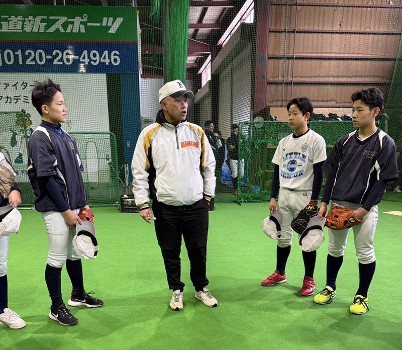 選手たちに指示を出す浅田監督（旭川西リトルシニア）