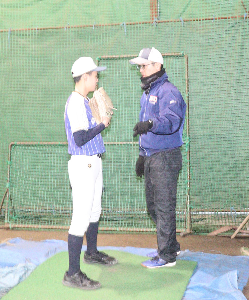 選手にアドバイスを送る向井コーチ（日高リトルシニア）