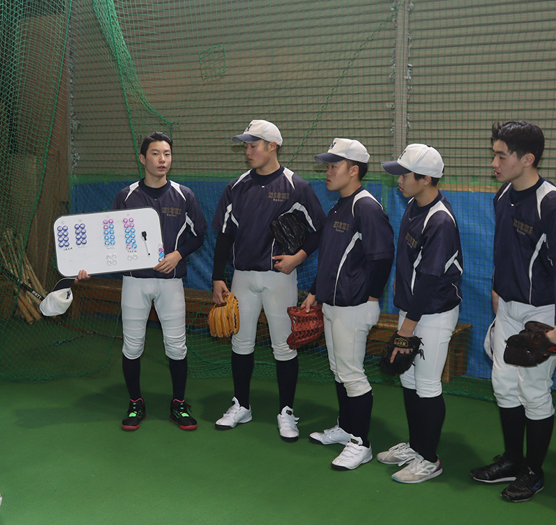 選手間のミーティングで指示を出す遠藤主将（写真左）