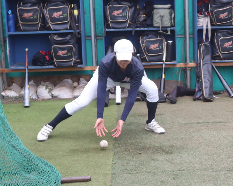 限られたスペースで捕球トレーニングする札幌栄ナイン