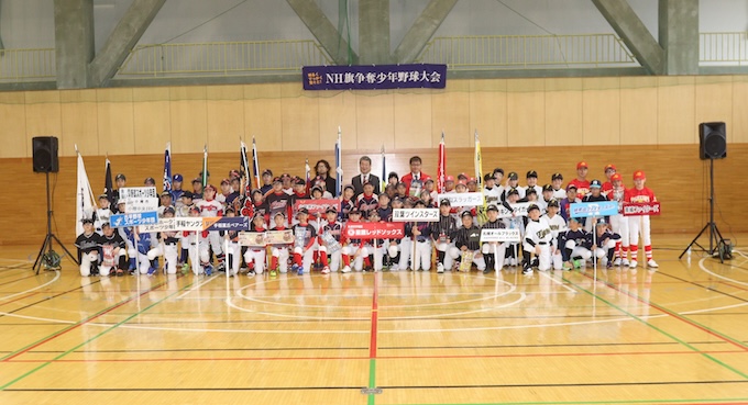 NH旗開会式式に参加した選手たちと名誉大会長・中村裕之氏