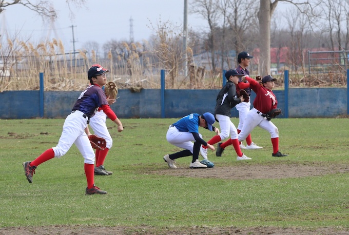 キャッチボールを行う選手たち（札幌白石ポニー）