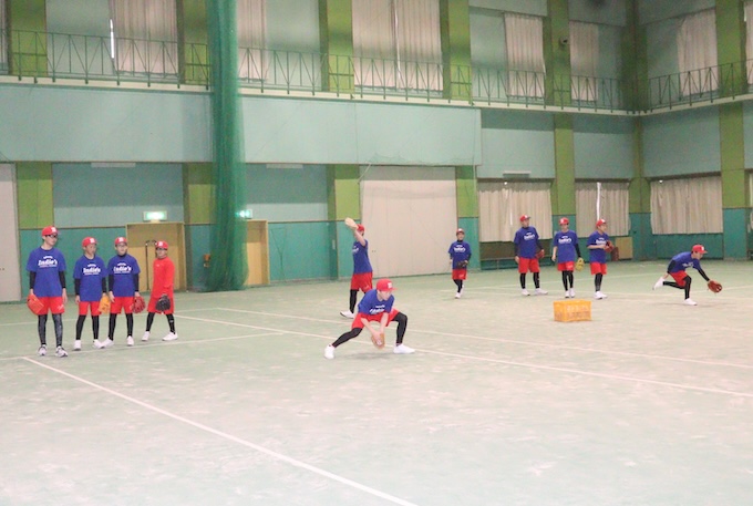 ノックによる守備練習を行うとかちインディーズナイン