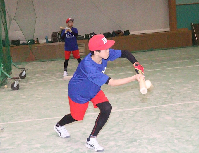 ピッチングマシーンによるバント練習を重ねるととかちインディーズナイン