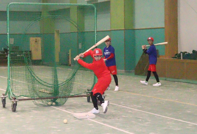 ピッチングマシーンによるバント練習を重ねるととかちインディーズナイン