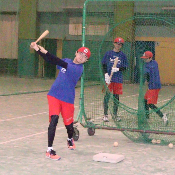 ピッチングマシーンを相手にシュアなバッティングを見せる中村主将（とかちインディーズ）