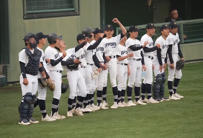 仲間へ必死に声援を送る札幌北ナイン