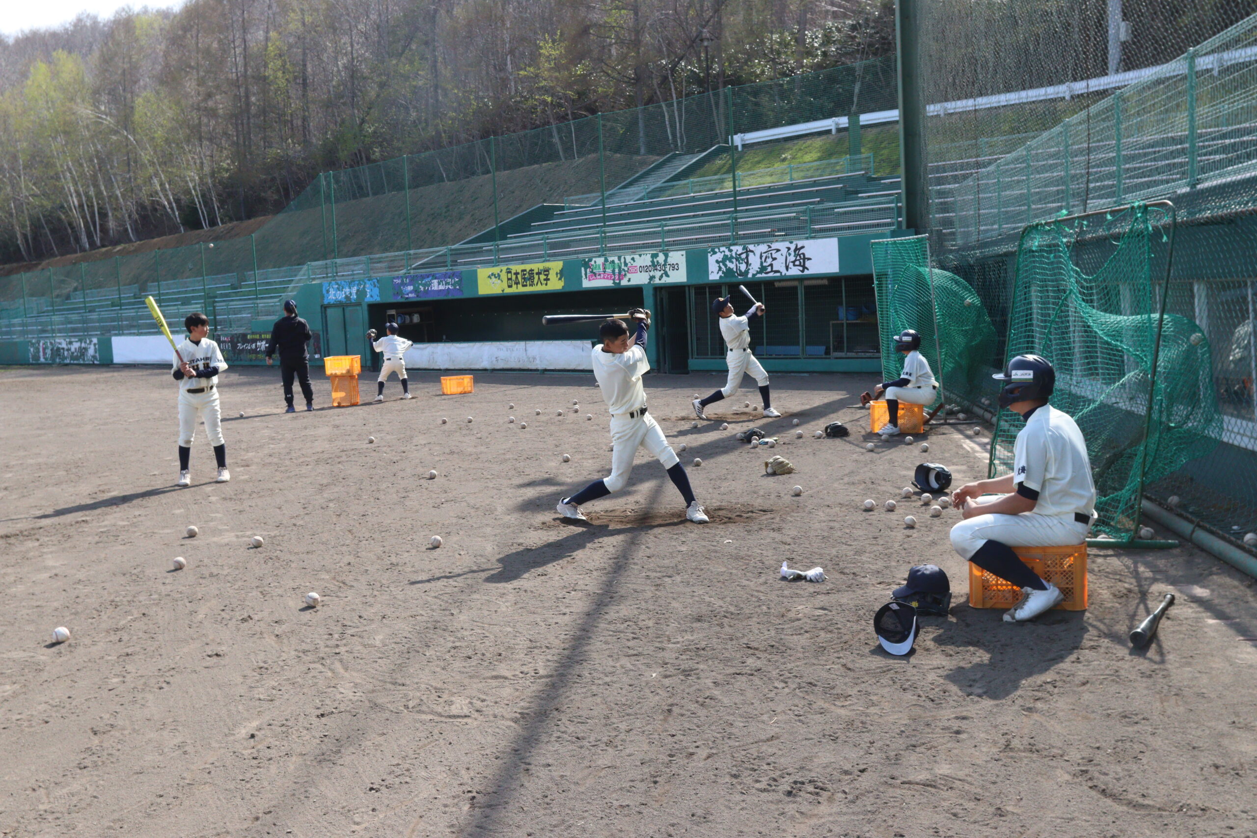 打撃練習にも力を入れる北広島中央ナイン