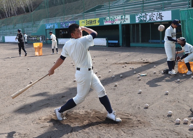 打撃練習にも力を注ぐ北広島中央ナイン