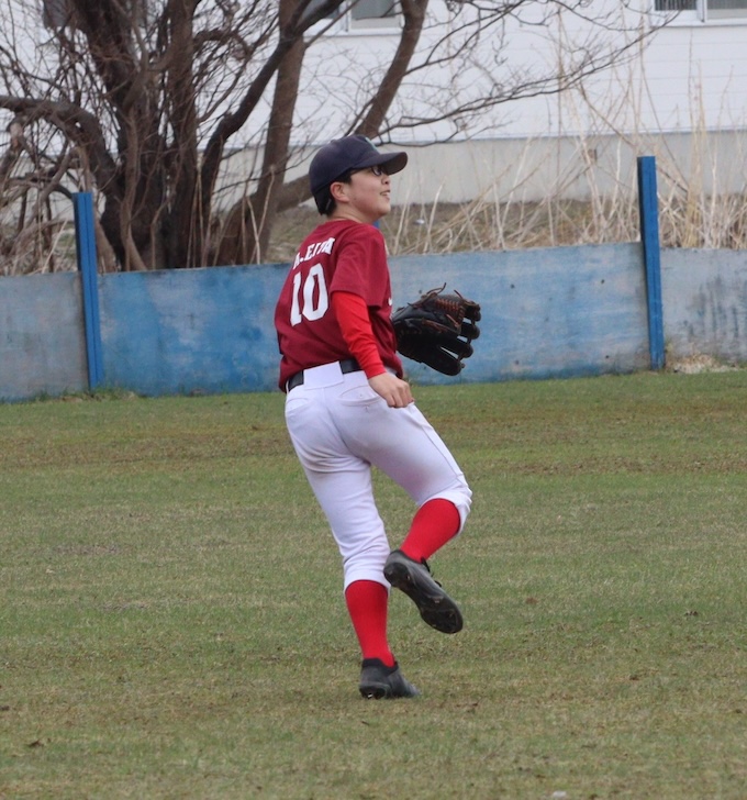 打球を追いかける札幌白石ナイン