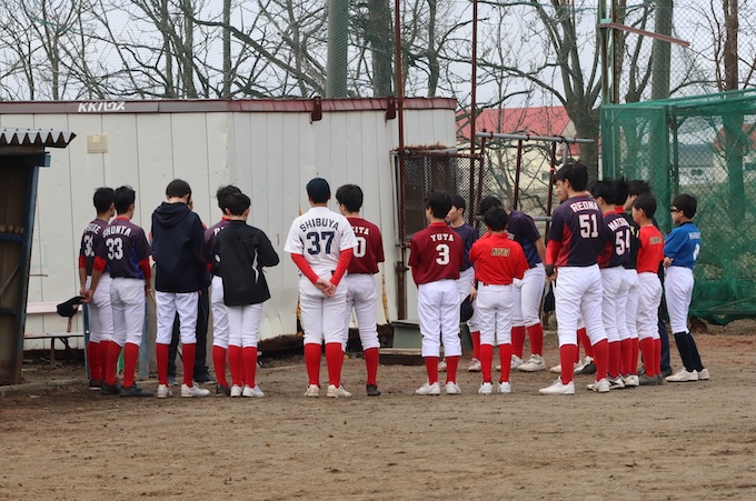 指導者の話に耳を傾ける札幌白石ポニーリーグ