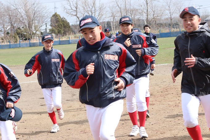 ウォーミングアップを終えダッシュでベンチに戻る札幌白石ナイン