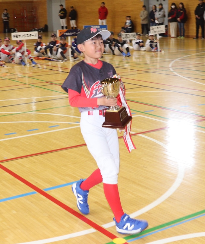 準優勝カップを返還する北発寒ファイヤーズ