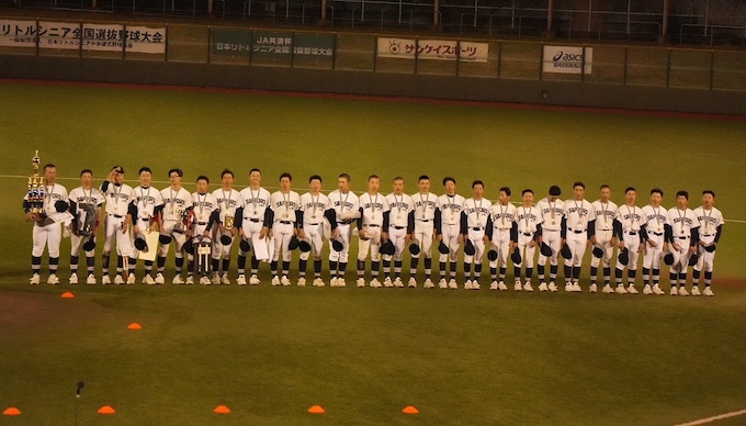 試合終了後、応援席に挨拶する札幌北ナイン