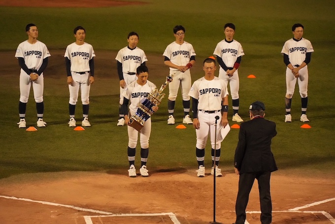 閉会式で準優勝の受賞を受ける札幌北ナイン