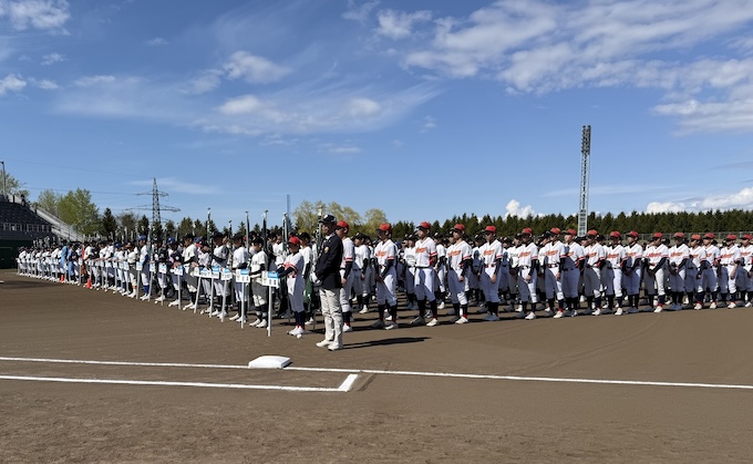 モエレ沼公園野球場に一同に介したリトルシニアリーガー
