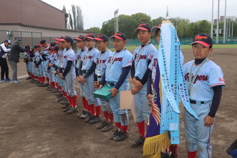 メダル授与を受ける東16丁目フリッパーズ