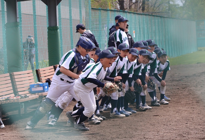 元気よくベンチを飛び出す山の手ベアーズナイン