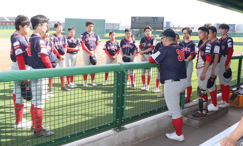 小原監督の話にしっかり耳を傾ける札幌白石ナイン