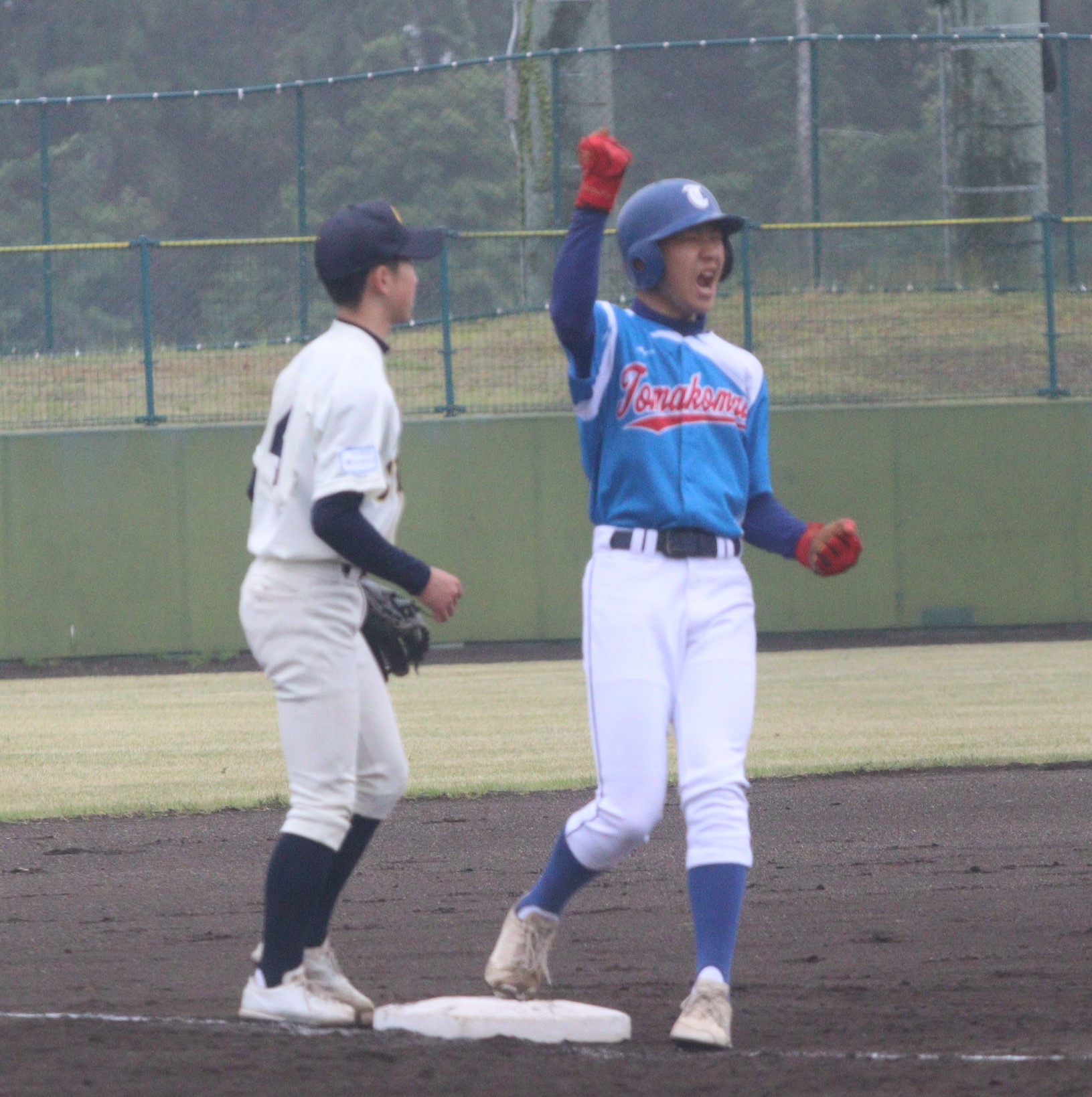 写真右がライトオーバー三塁打を放った橘（苫小牧）
