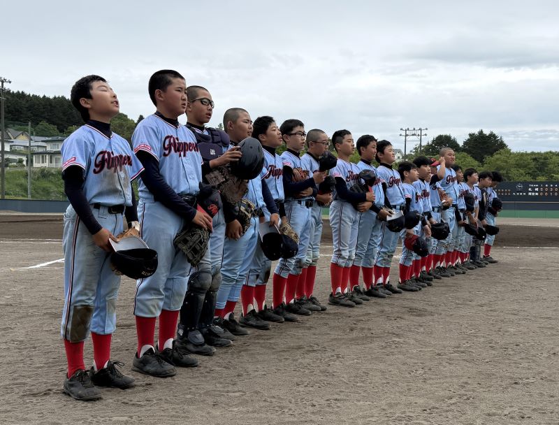 勝利のあと、応援席へ優勝報告する東16丁目フリッパーズナイン