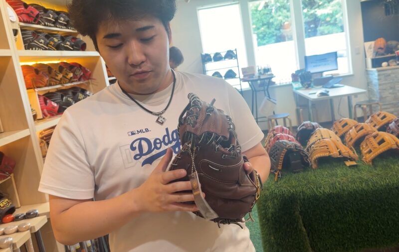 品定めをする横井